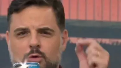 Identificado com o Grêmio, Chico Garcia cutuca Renata Fan e leva "lanterna" para o programa Chico Garcia e Renata Fan