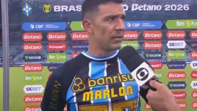 Balbuena concede entrevista com a camisa de Marlon depois da vitória do Grêmio Balbuena com a camisa de Marlon no Grêmio