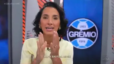 Alice Bastos Neves abre programa aplaudindo jogador do Grêmio; assista Alice Bastos Neves no Grêmio