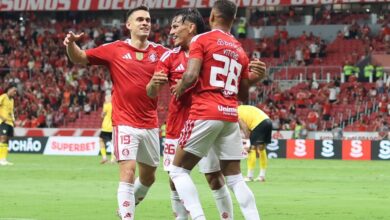 Inter precisa de 30 chutes para marcar um gol no Brasileirão e expõe crise ofensiva Rafael Borré e Vitinho, comemoram gol pelo Inter