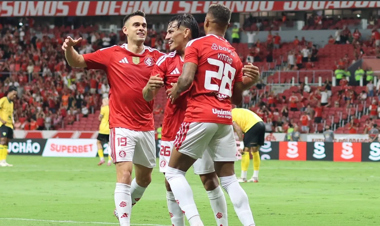 Rafael Borré e Vitinho, comemoram gol pelo Inter