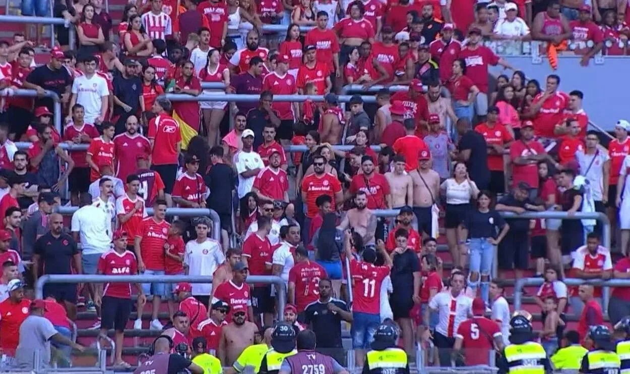 Inter vive tarde tensa no Beira-Rio com invasão de torcedor e protestos Torcida do Inter protestam desempenho no Beira-Rio