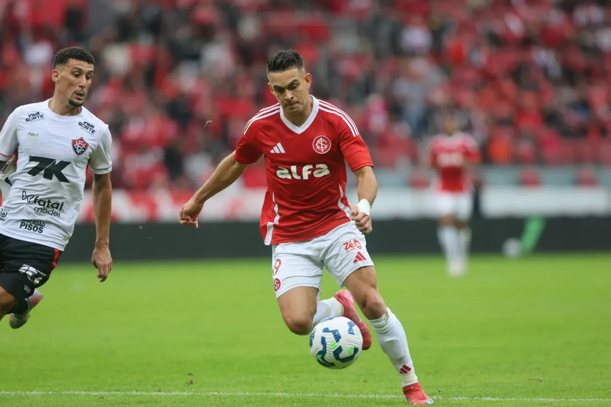 Coudet conversa com Borré mirando um retorno do jogador ao River Plate, diz site Borré titular do Inter