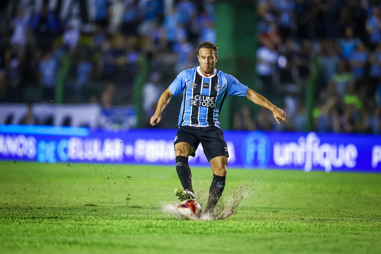 Últimas do Grêmio: nota oficial sobre Arthur, treino no Chile e infelicidade de Carlos Vinícius Arthur brilha pelo Grêmio