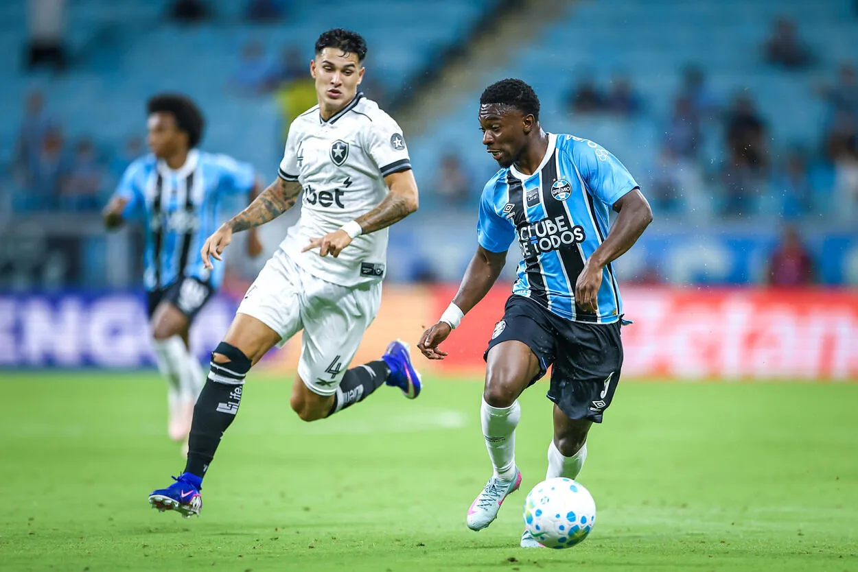 Grêmio vê Amuzu pedir valorização e jornalista debate custo para renovar Amuzu pelo Grêmio