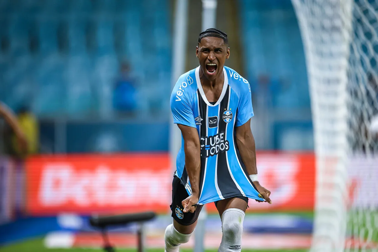 Tetê reconhece má fase e faz pedido para Luís Castro nos bastidores do Grêmio Tetê fez gol pelo Grêmio