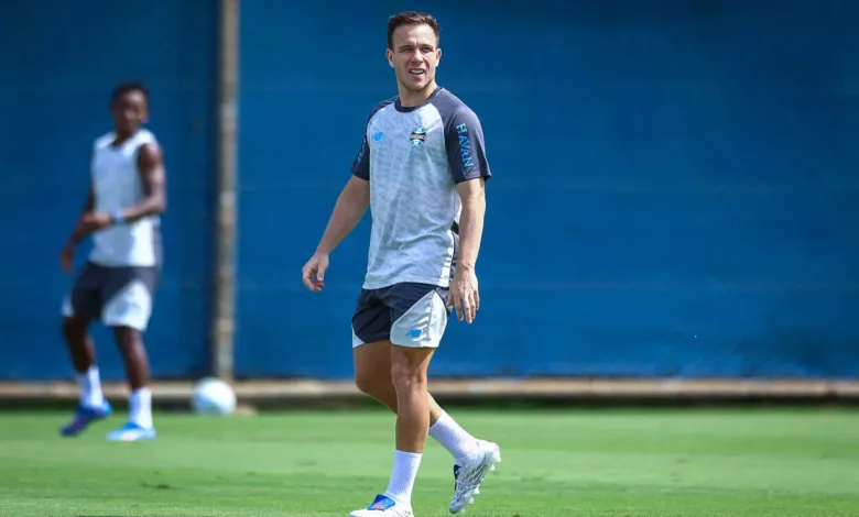 Lucas Uebel tira foto de Arthur no Grêmio