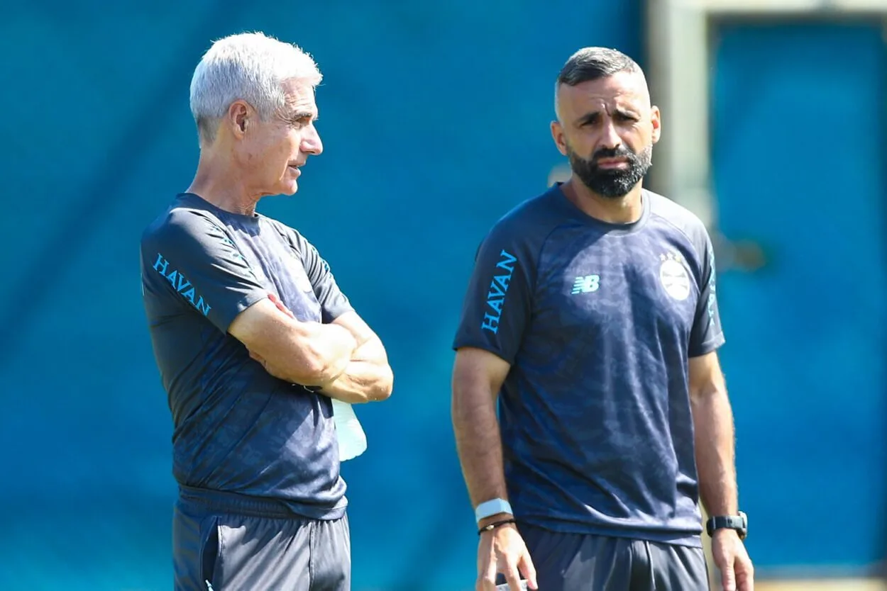 Bastidores: jogadores do Grêmio são cobrados e time pode atuar sem pontas no Gre-Nal Grêmio hoje