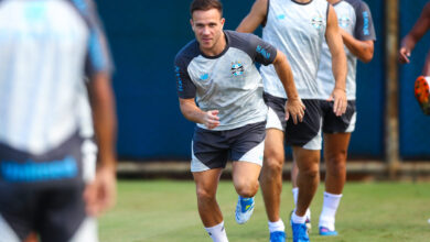 Descontente? Arthur se irrita com jornalistas gaúchos e dispara: "Fácil jogar a bomba" Arthur pelo Grêmio