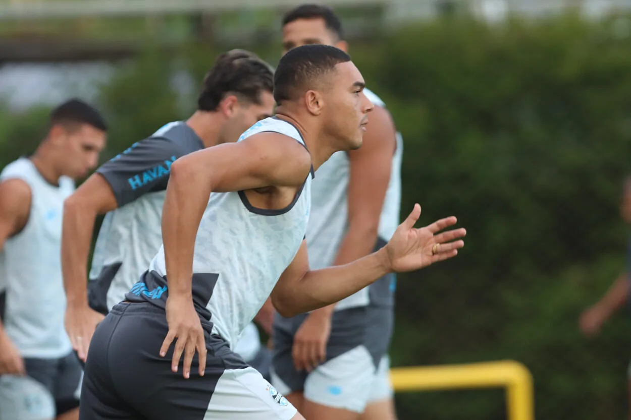 Análise de vídeo e treino de finalização: o dia seguinte do Grêmio após a derrota Carlos Vinícius no Grêmio
