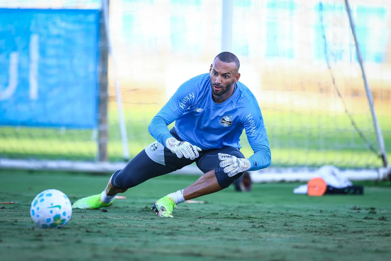 Torcedores do Inter discutem após Weverton parar para atender pequeno colorado Weverton pelo Grêmio