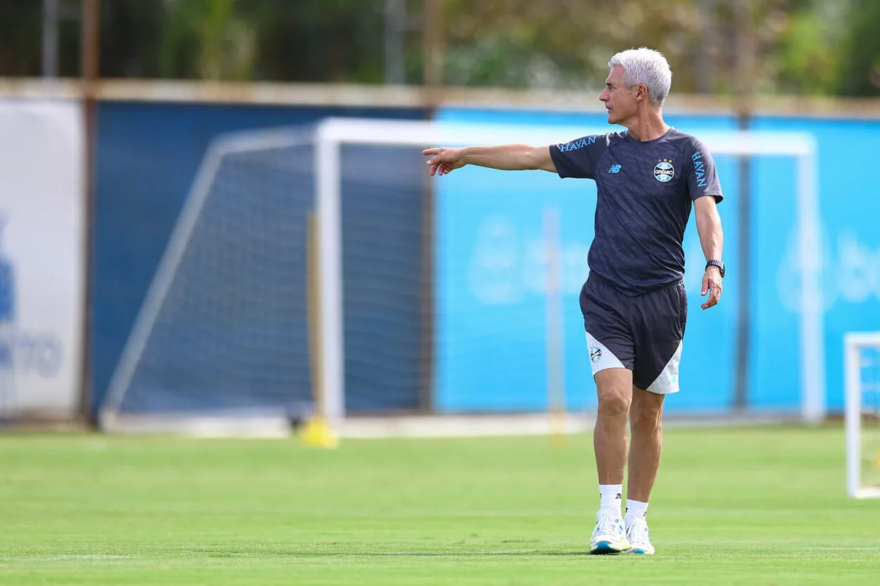 "Vou mudar": como deverá ser o "novo" Grêmio do pressionado Luís Castro Grêmio