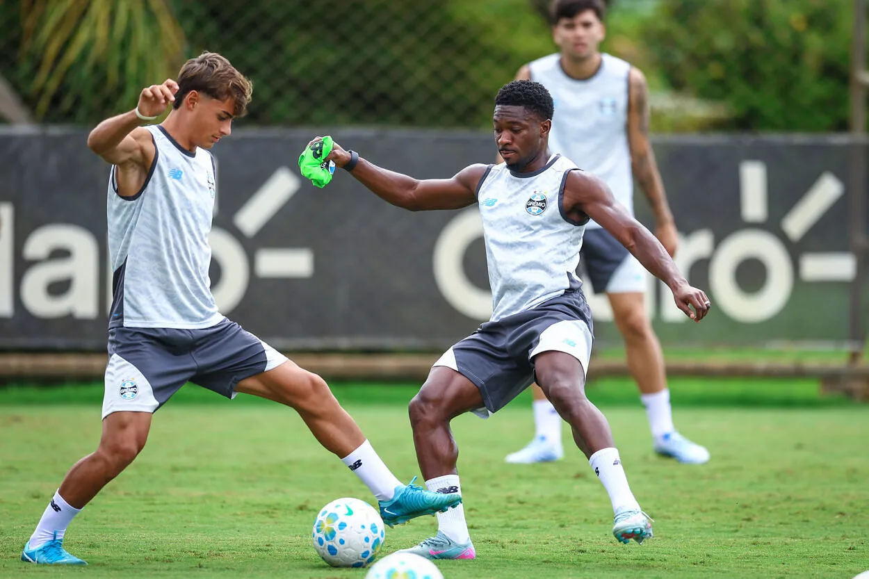 Situação de Amuzu pode ser um pouco mais grave do que o Grêmio imaginava Amuzu pelo Grêmio