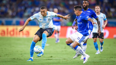 RS - FUTEBOL/CAMPEONATO BRASILEIRO 2026/GREMIO X CRUZEIRO - ESPORTES - Lance da partida entre Gremio e Cruzeiro disputada na noite deste sabado, no Estadio do Mineira, em Belo Horizonte, valida pela Campeonato Brasileiro 2026. FOTO: LUCAS UEBEL/GREMIO FBPA
