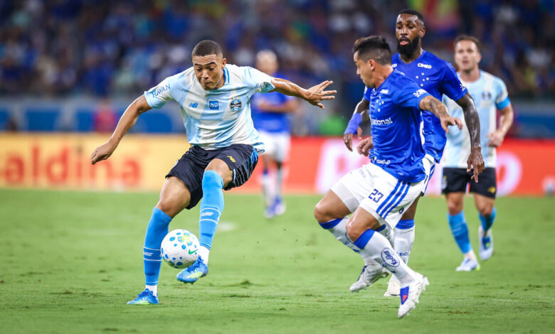 RS - FUTEBOL/CAMPEONATO BRASILEIRO 2026/GREMIO X CRUZEIRO - ESPORTES - Lance da partida entre Gremio e Cruzeiro disputada na noite deste sabado, no Estadio do Mineira, em Belo Horizonte, valida pela Campeonato Brasileiro 2026. FOTO: LUCAS UEBEL/GREMIO FBPA