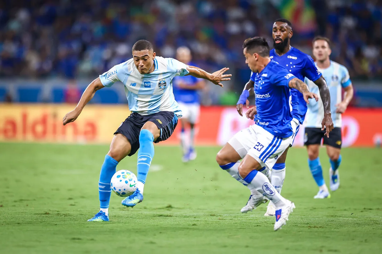 Grêmio sofre no Mineirão, perde para o Cruzeiro e volta a ligar alerta fora de casa RS - FUTEBOL/CAMPEONATO BRASILEIRO 2026/GREMIO X CRUZEIRO - ESPORTES - Lance da partida entre Gremio e Cruzeiro disputada na noite deste sabado, no Estadio do Mineira, em Belo Horizonte, valida pela Campeonato Brasileiro 2026. FOTO: LUCAS UEBEL/GREMIO FBPA