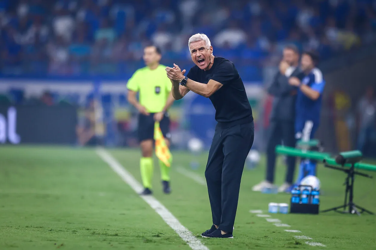 A promessa de Luís Castro depois de mais uma decepcionante derrota do Grêmio Luís Castro pelo Grêmio