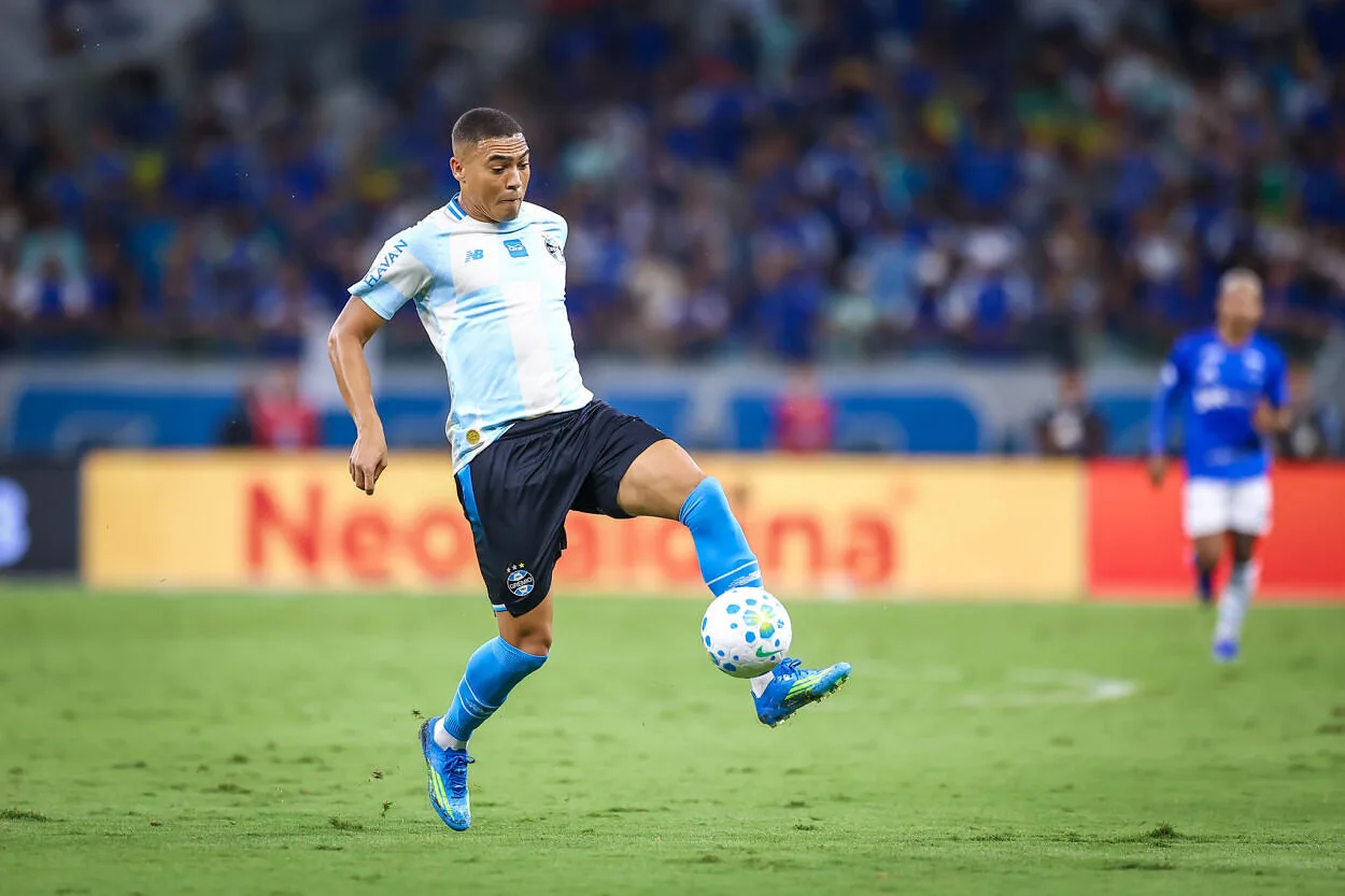 Após entrevista que viralizou, centroavante do Grêmio pede desculpas aos torcedores Carlos Vinícius pelo Grêmio