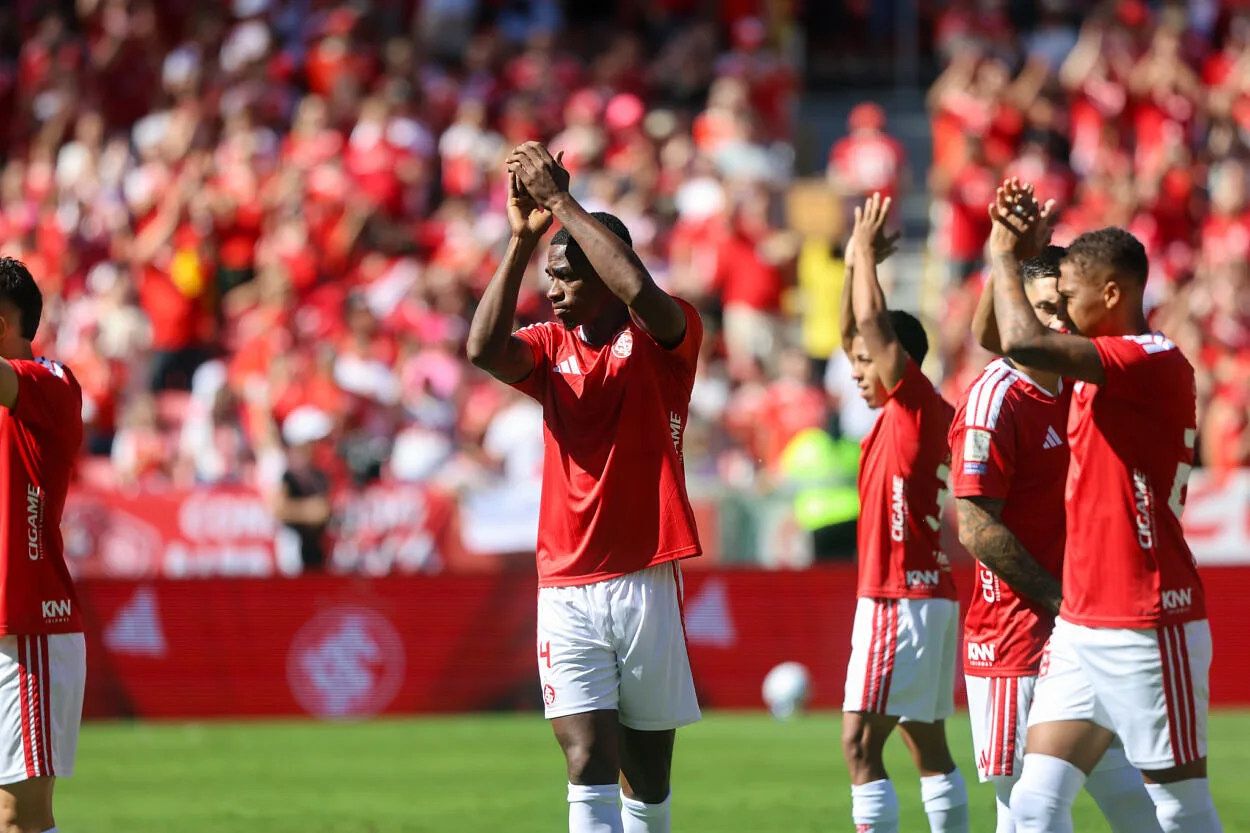 Jogadores do Inter saem escoltados do Beira-Rio e dirigente aceita conversar com torcedores Inter hoje