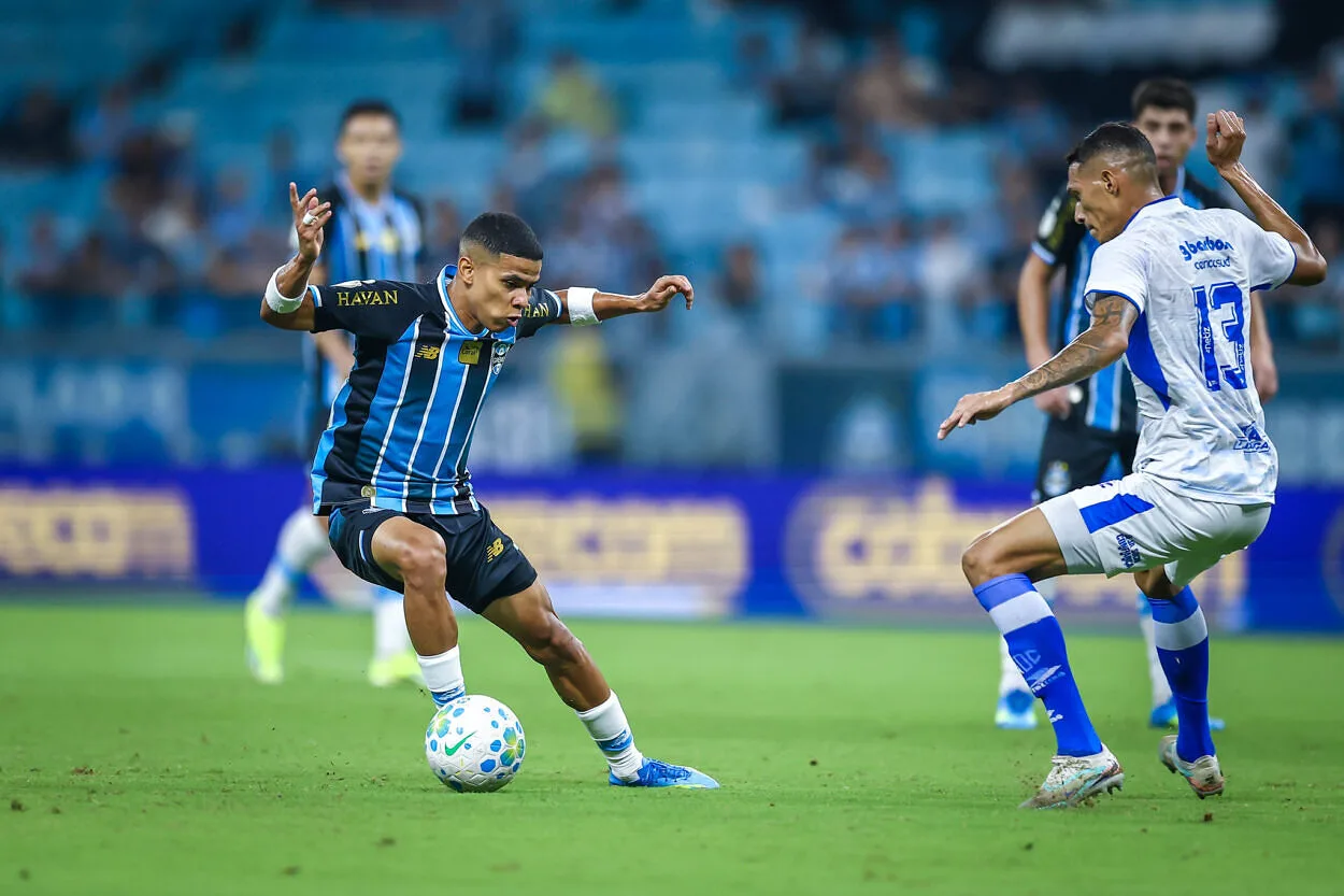 Bastidores: recuperação de Enamorado no Grêmio surge após bronca de Luís Castro Enamorado pelo Grêmio