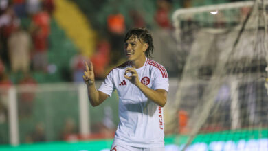 Bernabei faz o gol da vitória do Inter contra o Atletic, em Florianópolis, pela Copa do Brasil