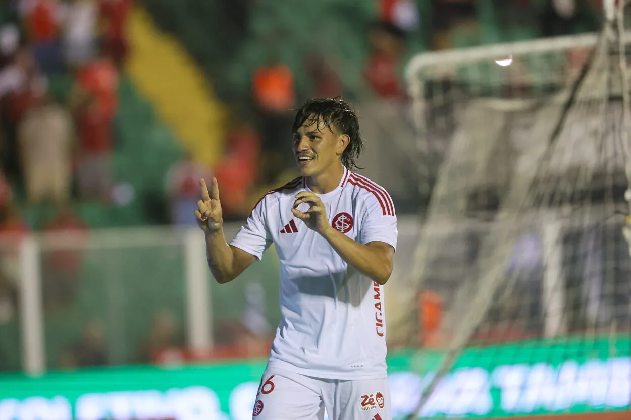 Bernabei faz o gol da vitória do Inter contra o Atletic, em Florianópolis, pela Copa do Brasil