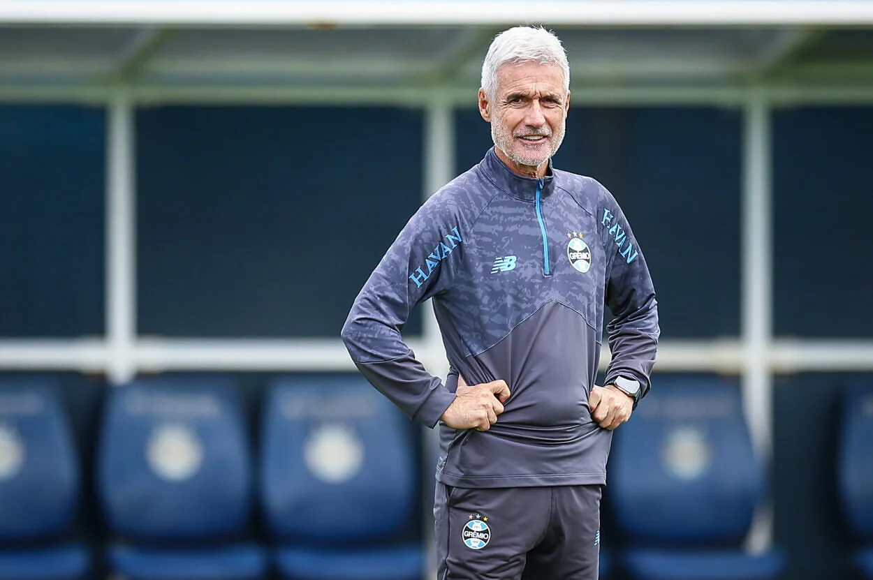 Com surpresa na zaga, Grêmio está escalado para encarar o Coritiba na Arena Grêmio de Luís Castro