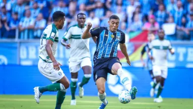 Narrador inova em transmissão e pede música após narrar três gols anulados do Grêmio Carlos Vinícius pelo Grêmio