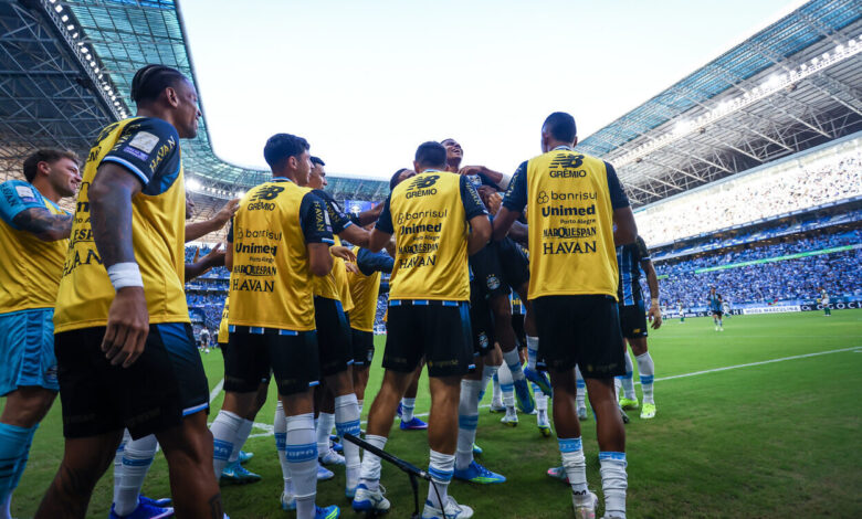 Grêmio vence com três gols anulados, expulsão de Luís Castro e alívio no Brasileirão RS - FUTEBOL/CAMPEONATO BRASILEIRO 2026/GREMIO x CORITIBA - ESPORTES - Lance da partida entre Grêmio e Coritiba disputada na tarde deste domingo, na Arena do Grêmio, em partida valida pela Campeonato Brasileiro 2026. FOTO: LUCAS UEBEL/GREMIO FBPA
