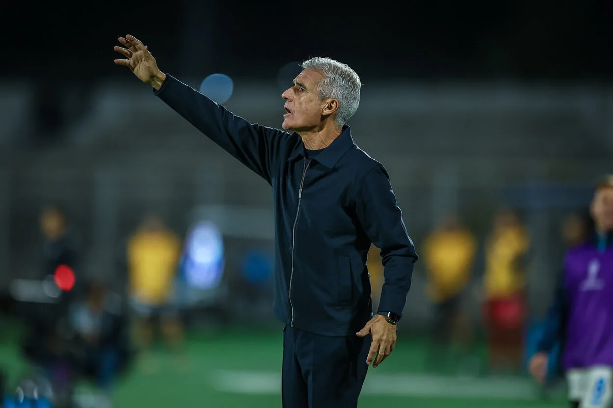 Luís Castro afirma que tentou colocar outro jogador do Grêmio para bater o 3° pênalti Luís Castro pelo Grêmio