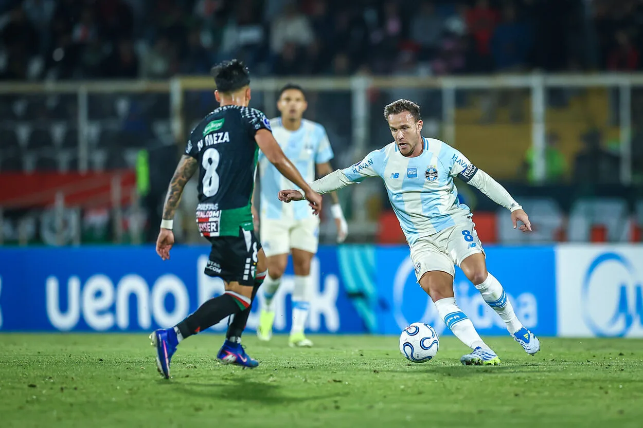 RS - FUTEBOL/CONMEBOL SULAMERICANA 2026 /GREMIO X PALESTINO- ESPORTES - Lance da partida entre Grêmio e Palestino disputada na noite desta quarta-feira, no estádio La Cisterna, em Santiago no Chile, valida pela Copa Sul-Americana 2026. FOTO: LUCAS UEBEL/GREMIO FBPA
