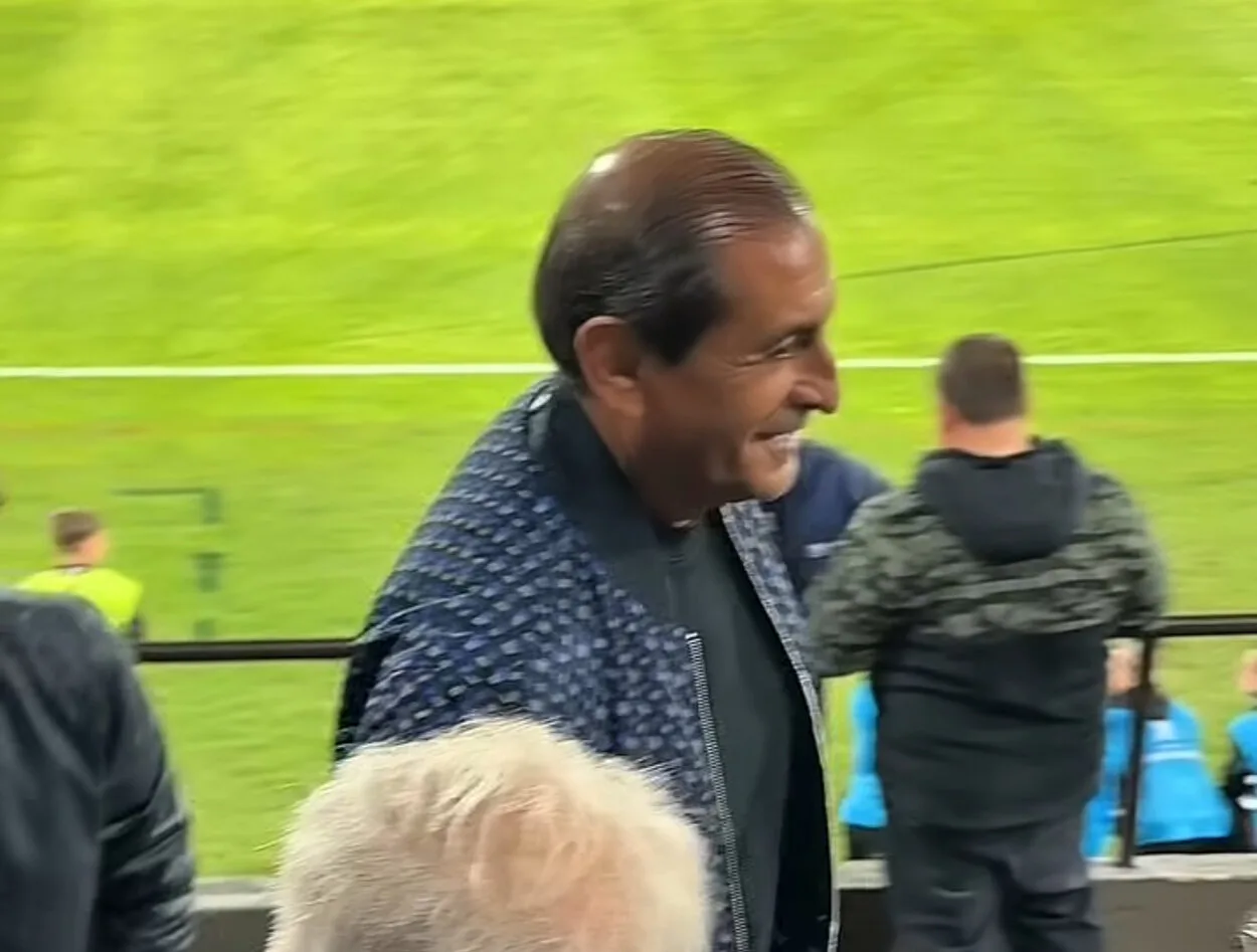 Sem clube desde a saída do Inter, Ramón Díaz assiste jogo da Libertadores da arquibancada Ramón Díaz ex-Inter