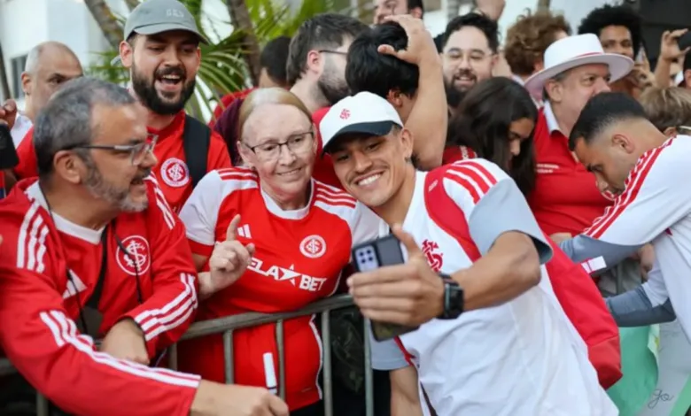 Com festa na chegada, Inter atende torcedores colorados em Brasília; assista Inter em campo
