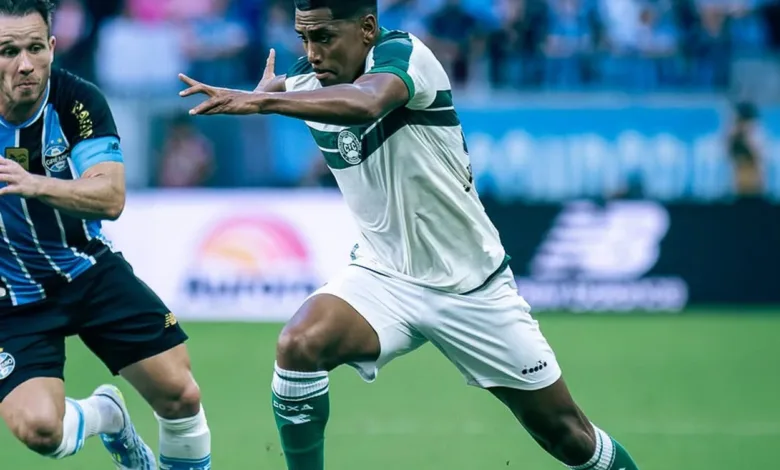 Pedro Rocha com a camisa do Coritiba