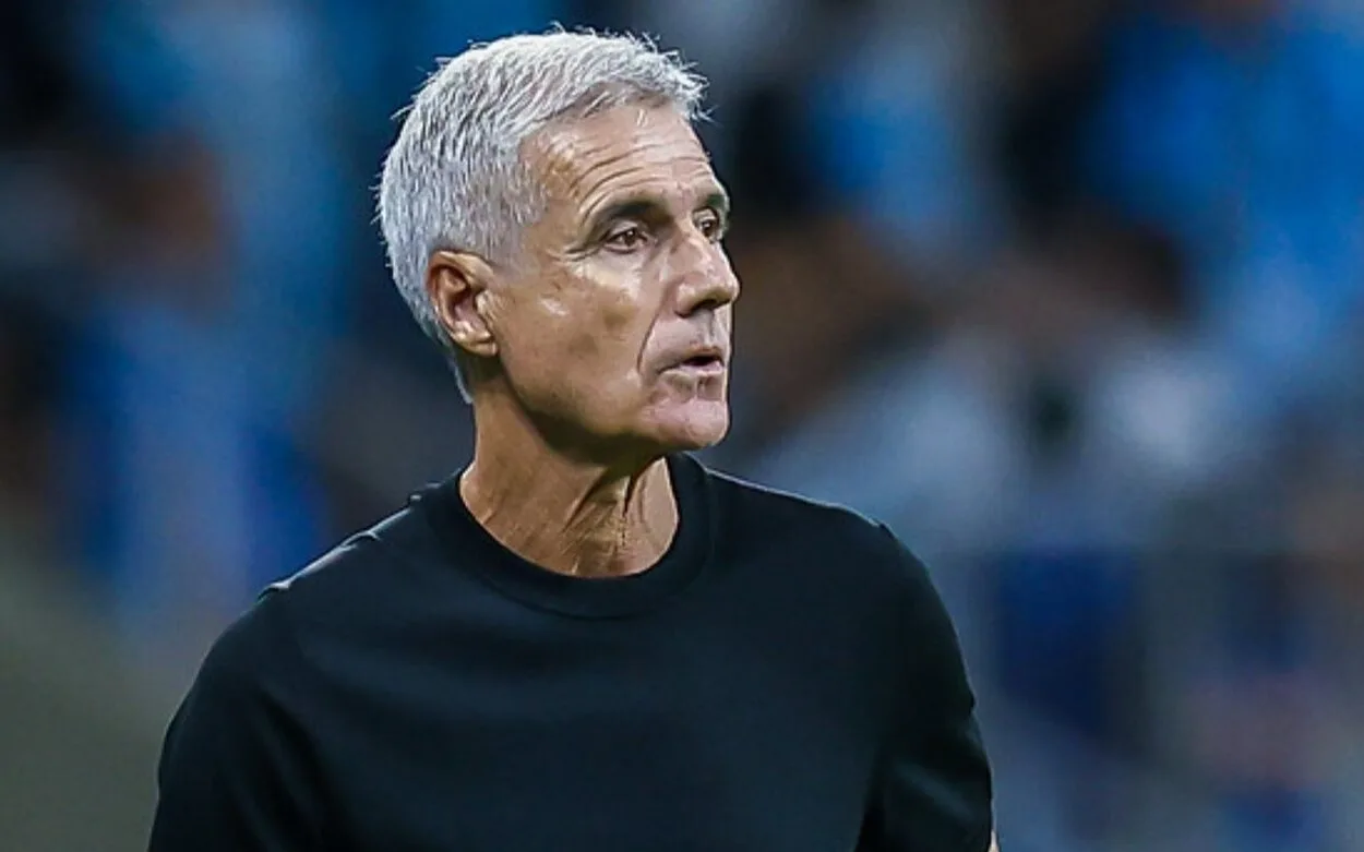 Luís Castro, em jogo do Grêmio contra o Bragantino, pelo Brasileirão 2026