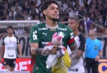 Corinthians segura 0x0 com 9 em campo em dérbi marcado por drone e provocação Gustavo Gomes retira objeto de dentro do campo em partida de Corinthians x Palmeiras