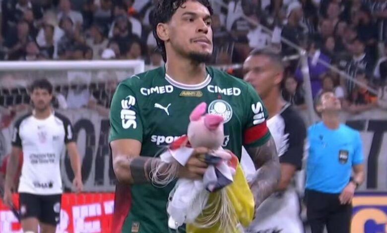 Gustavo Gomes retira objeto de dentro do campo em partida de Corinthians x Palmeiras
