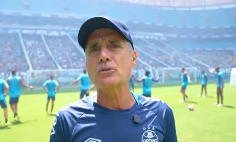 O repórter que pressionou Luís Castro após a derrota para o Palmeiras: "Seu trabalho é fraco?" Luís Castro pelo Grêmio