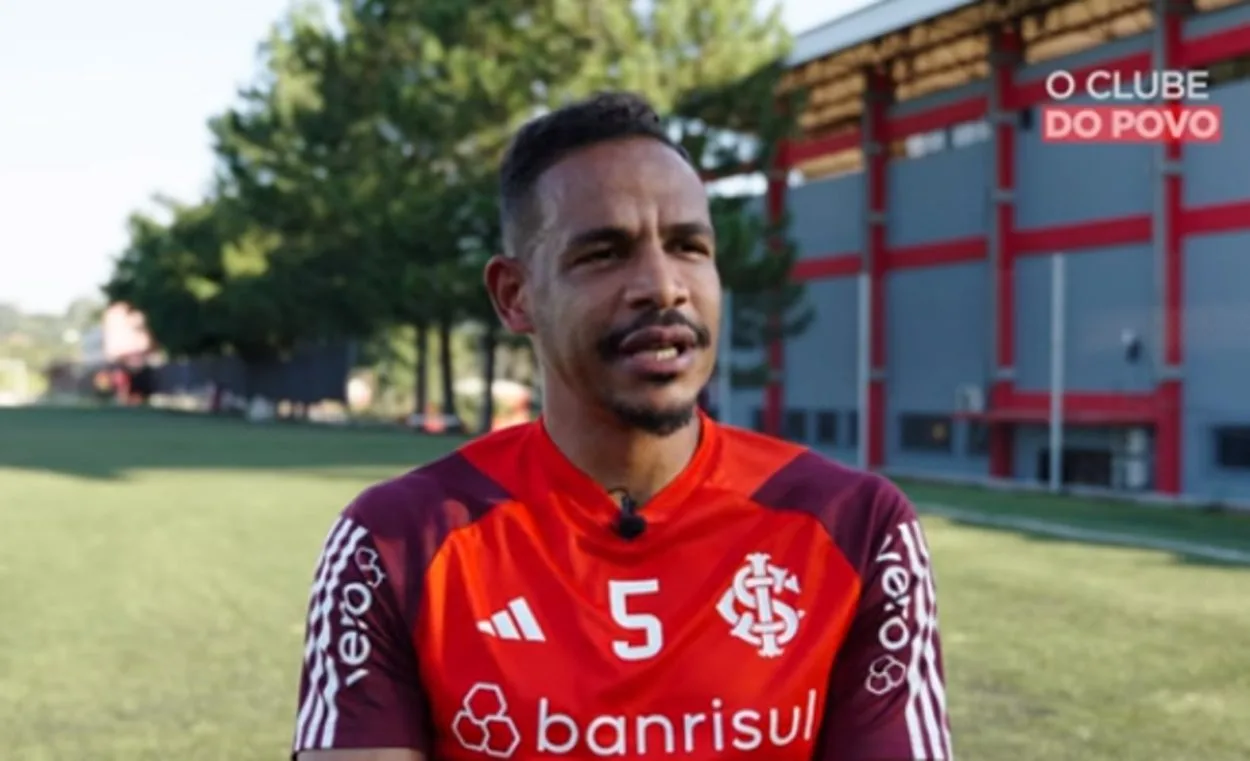Fernando anuncia final da carreira e "culpa" joelho: "Eu seguiria no Inter" Fernando com a camisa do Inter