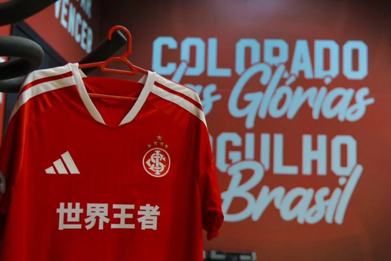 Entenda o que é a "mensagem em japonês" no centro do uniforme do Inter no Gre-Nal Inter hoje