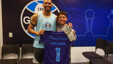 No Dia do Goleiro, Grêmio promove encontro especial com Weverton; assista Weverton com Grêmio
