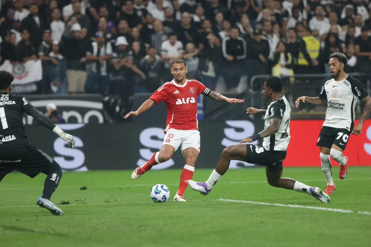 Alan Patrick foi substituído no intervalo de Corinthians x Inter