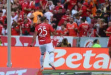Mercado protagoniza lance inusitado com Carlos Vinícius e se manifesta depois do Gre-Nal Mercado salva o Inter