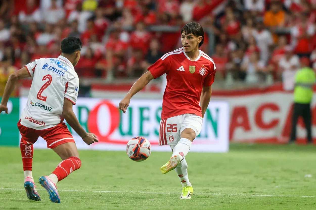 Inter vence e avança