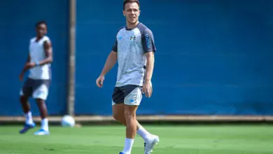 Lucas Uebel tira foto de Arthur no Grêmio