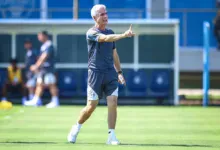 Grêmio divulga imagens da chegada ao Uruguai; Luís Castro chama jovem da base Grêmio de Luís Castro