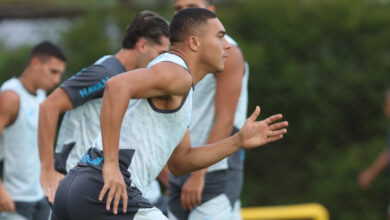Análise de vídeo e treino de finalização: o dia seguinte do Grêmio após a derrota Carlos Vinícius no Grêmio