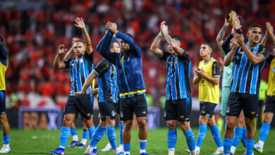 Jovem zagueiro do Grêmio se manifesta nas redes sociais após expulsão no Gre-Nal Grêmio