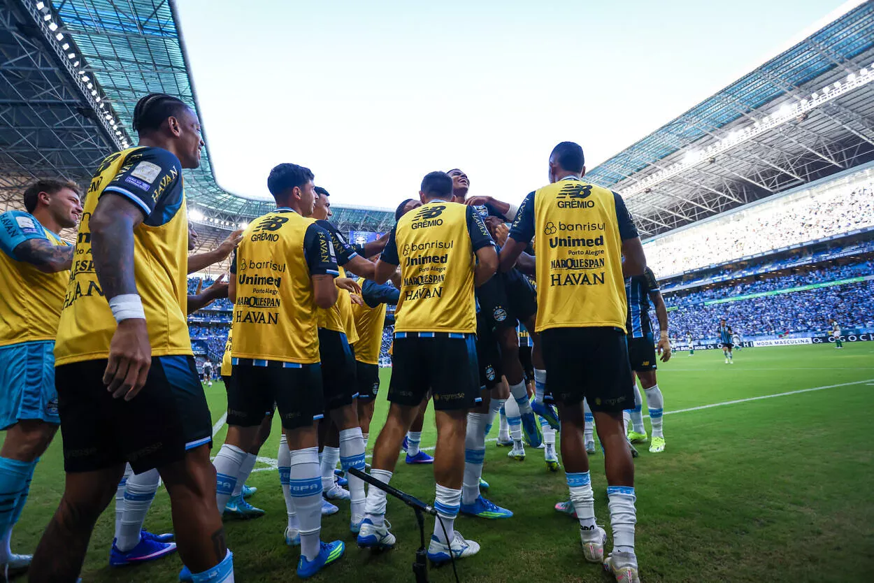 RS - FUTEBOL/CAMPEONATO BRASILEIRO 2026/GREMIO x CORITIBA - ESPORTES - Lance da partida entre Grêmio e Coritiba disputada na tarde deste domingo, na Arena do Grêmio, em partida valida pela Campeonato Brasileiro 2026. FOTO: LUCAS UEBEL/GREMIO FBPA