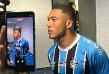 Carlos Vinícius, jogador do Grêmio concedendo entrevista na zona mista da Arena.